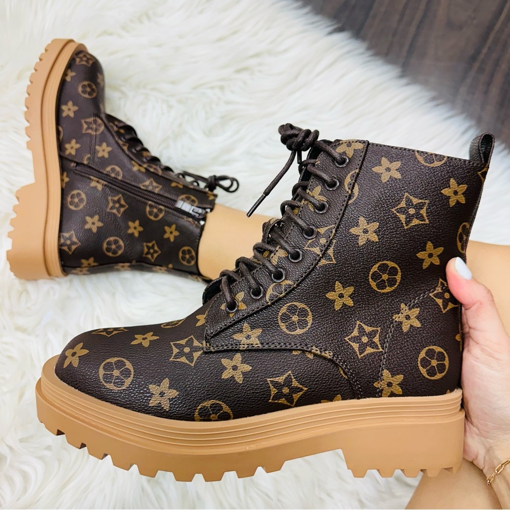 Brown graphic lace up boot